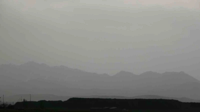 Yüksekova karanlığa büründü, araçlar far yakarak ilerleyebildi
