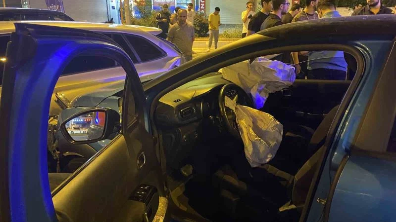 Otomobil park halindeki araçlara çarptı: 7’si çocuk 9 yaralı
