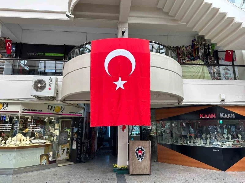 19 Mayıs’ta dükkânlar Türk bayraklarıyla donatıldı
