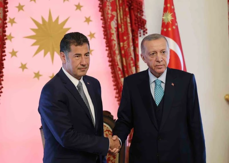Cumhurbaşkanı Recep Tayyip Erdoğan, Sinan Oğan’ı Dolmabahçe Çalışma Ofisi’nde kabul etti.
