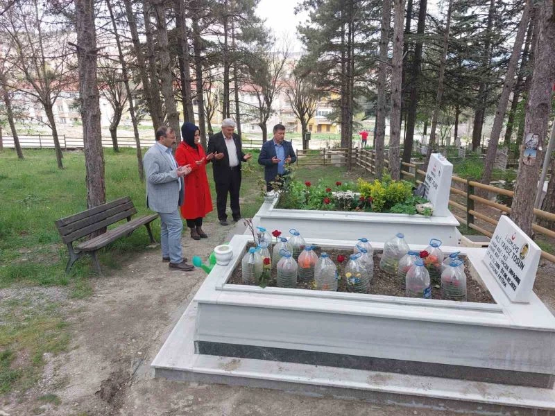 Emet’te şehit asker mezarı başında anıldı
