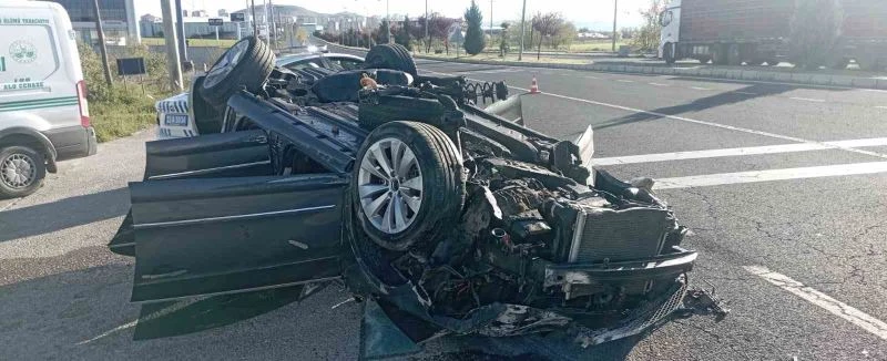 Elazığ’da karşı şeride geçen otomobil ters döndü: 1 ölü, 2 yaralı
