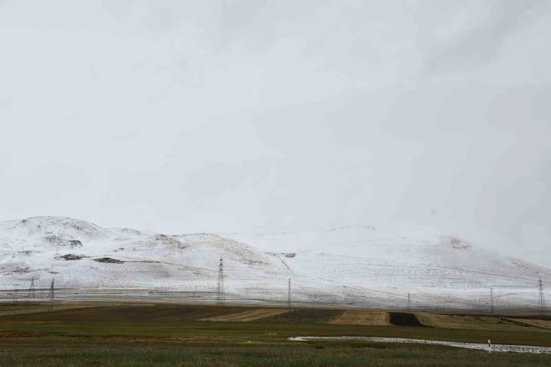 Ardahan dağları Mayıs ayında beyaza büründü
