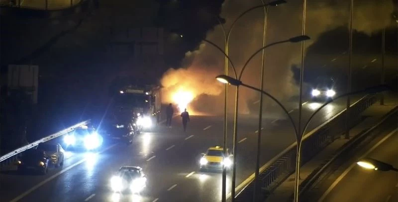 Sultanbeyli’de otomobil alev alev yandı
