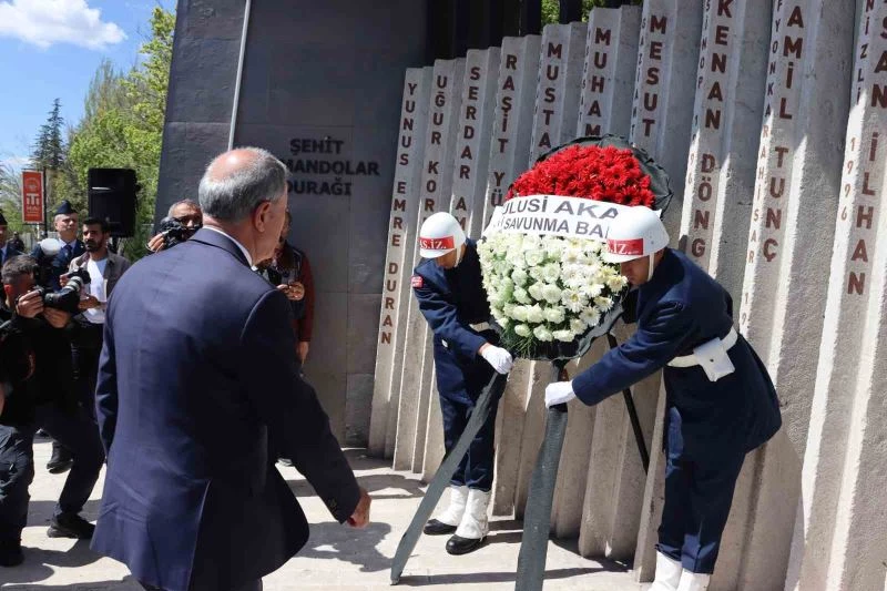 Bakan Akar: “Terör örgütü seçimleri umut olarak görüyor”

