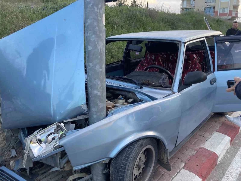 Direğe çarpıp hurdaya dönen otomobilden burunları bile kanamadan çıktılar
