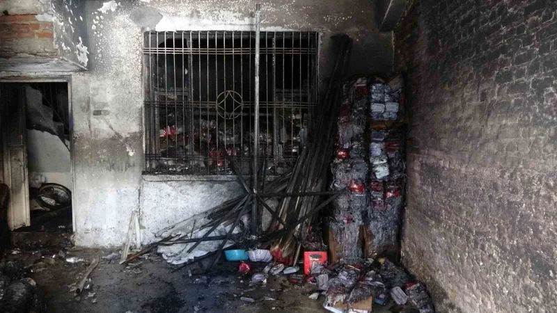 Depoda çıkan yangın saniye saniye telefon kamerasına yansıdı
