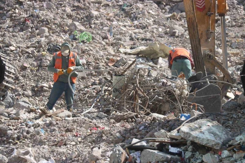 Depremden etkilenen Diyarbakır’da iki noktada enkaz kaldırma çalışmaları devam ediyor
