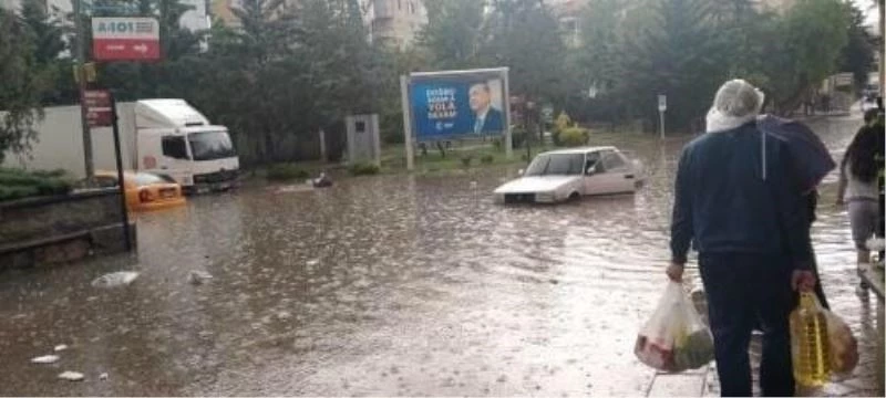 Ankara’da yağış nedeniyle trafikte zor anlar
