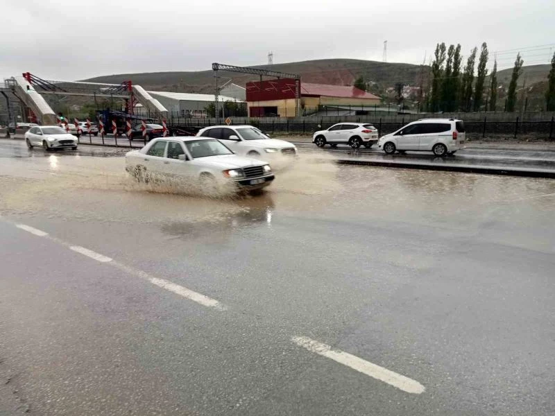 Ankara’da şiddetli yağış sürücülere ve vatandaşlara zor anlar yaşattı
