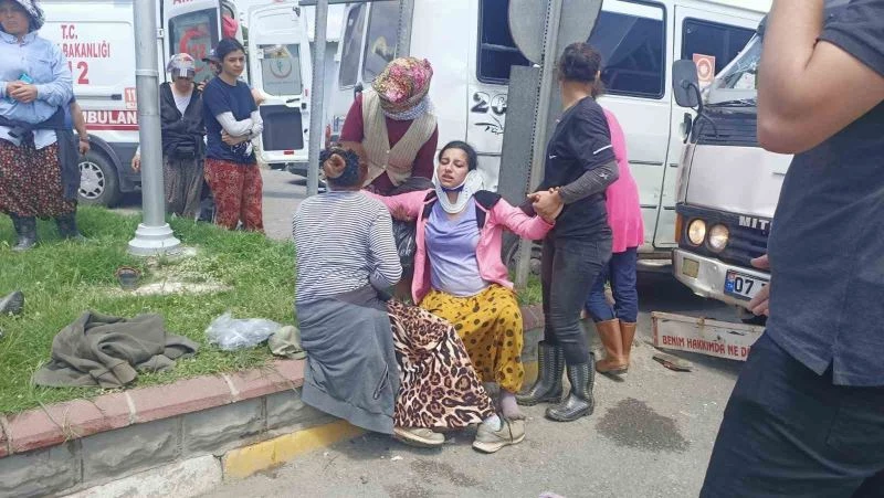 Tarım işçilerine taşıyan minibüs ile kamyonet çarpıştı: 9 yaralı
