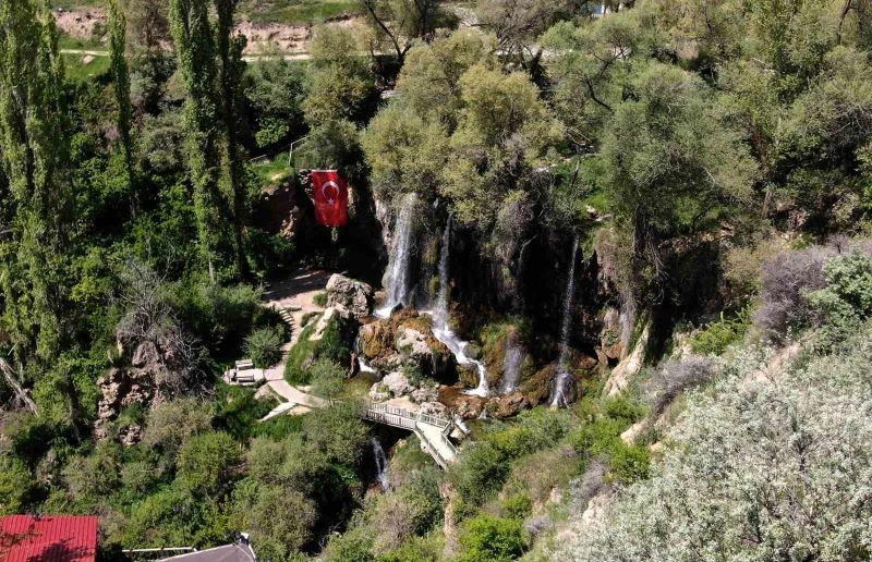 Gizli cennet Sızır Şelalesi, ziyaretçi akınına uğradı
