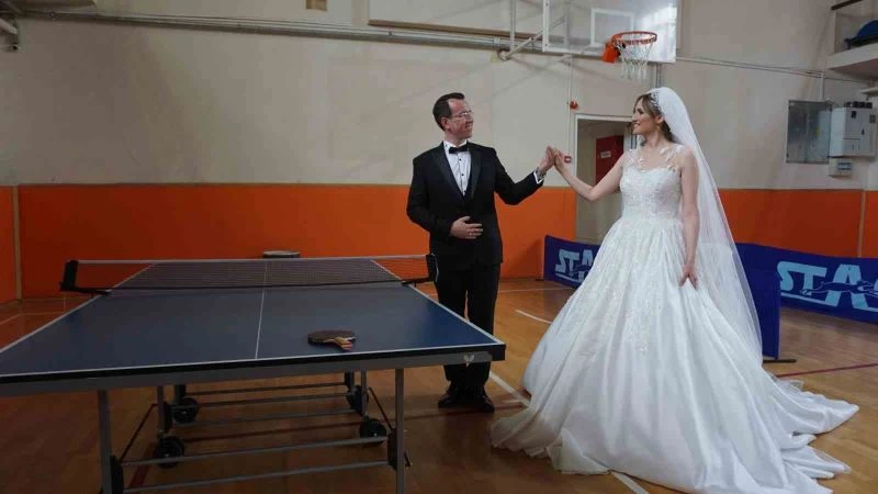 Gelinlik ve damatlıklarıyla düğün öncesi masa tenisi oynadılar
