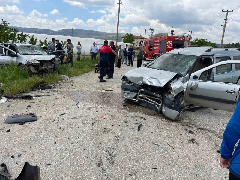 İki araç kafa kafaya çarpıştı: 1 ölü, 4 yaralı
