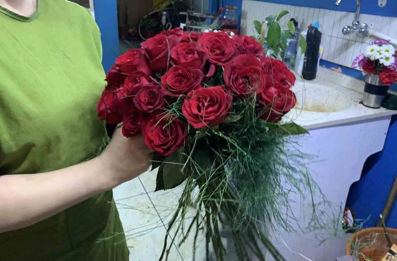 Düğün sezonunun başlamasıyla kız isteme çiçeklerine talep arttı
