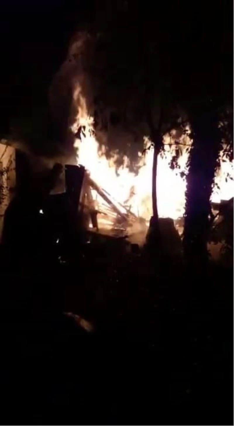 Ahşap ev alevlere teslim oldu
