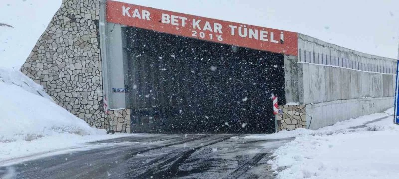 Mayıs karı Bahçesaray yolunda etkili oldu
