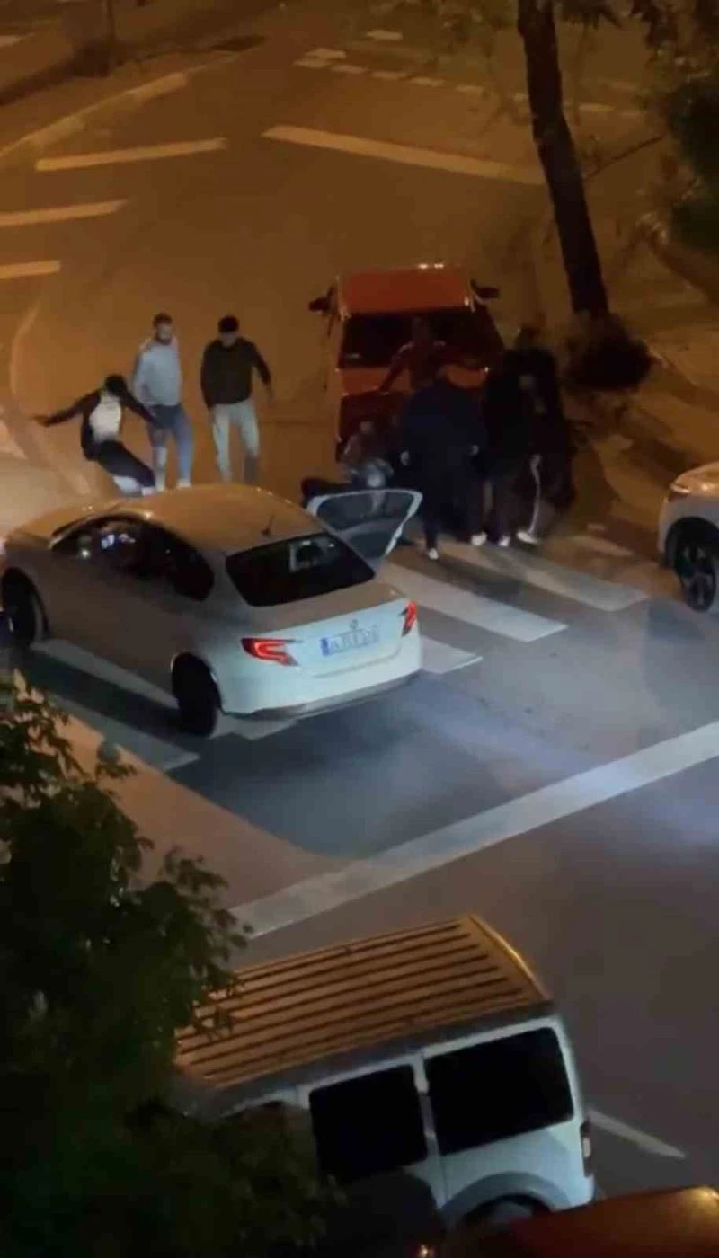 İstanbul’da trafik kavgası: Önce bıçakladılar sonra dövdüler
