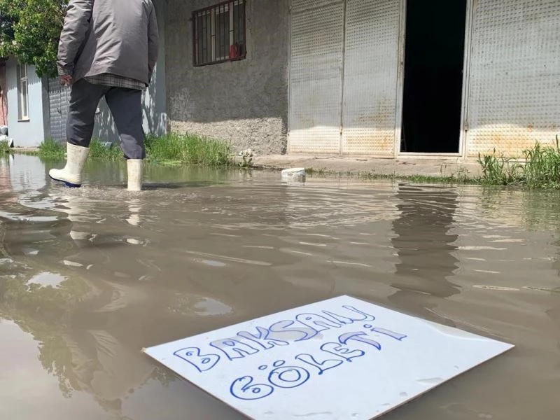  Bu dükkânları her yağmurda su basıyor
