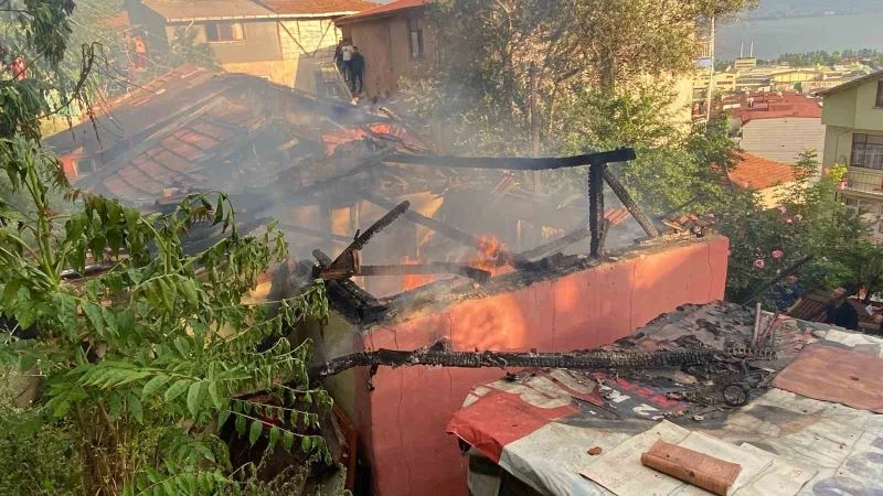 Tek katlı ev küle döndü
