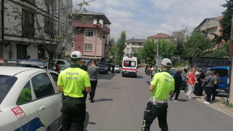 Aniden yola çıkan 8 yaşındaki çocuğa otomobil çarptı
