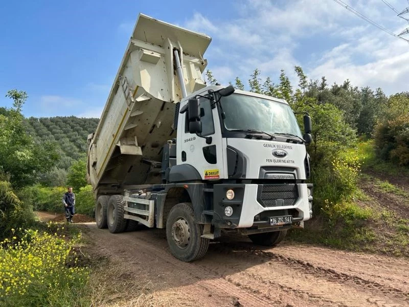 Gemlik’te çiftçilere arazi yolu desteği
