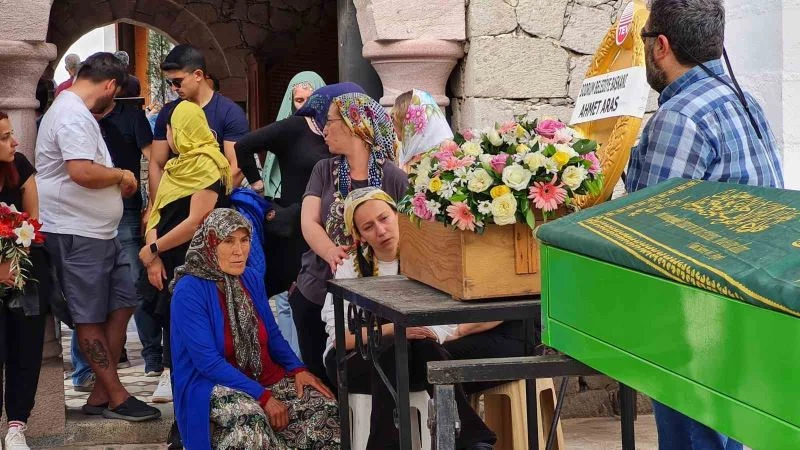 Uraz ve Karya gözyaşları arasında toprağa verildi
