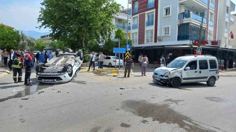 Kaza yapan otomobil ters döndü: 3 yaralı
