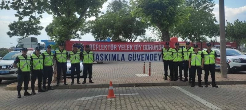 İzmir’de jandarma 300 reflektif yelek dağıttı
