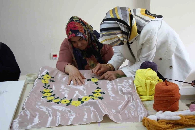 Kadınlar öğrenirken çocukları da eğleniyor
