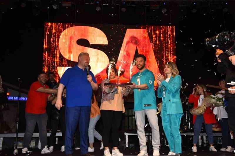 Doğum gününde sahne alan Sinan Akçıl’a sahnede sürpriz
