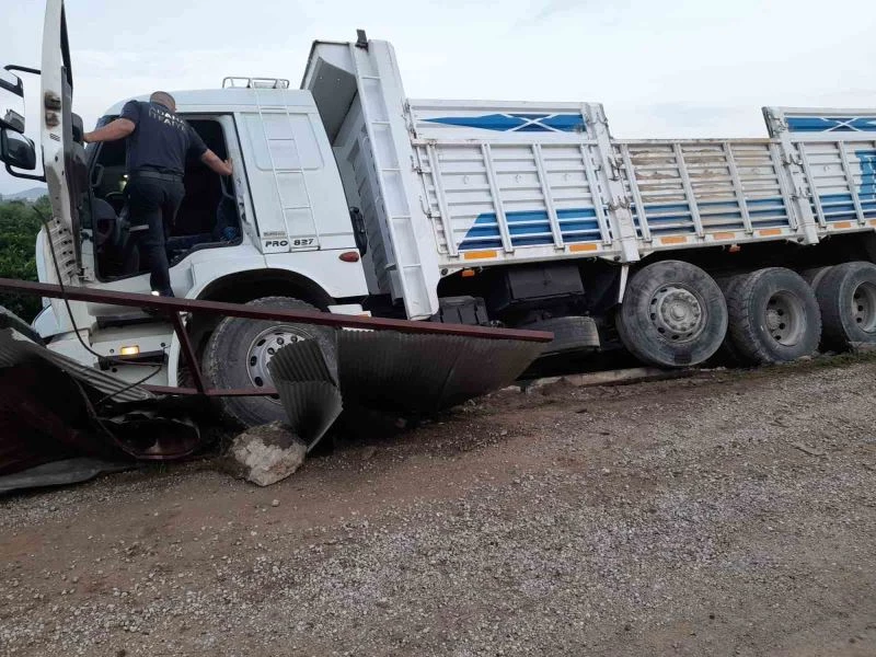 Kamyon sürücüsü direksiyonu başında ölü bulundu
