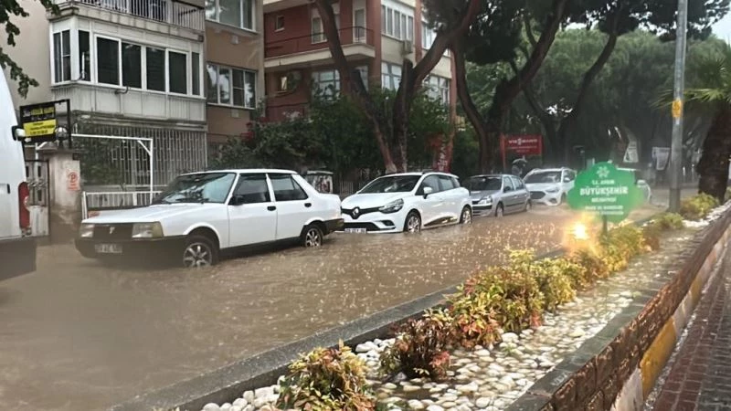 Aniden bastıran yaz yağmuru hayatı felç etti
