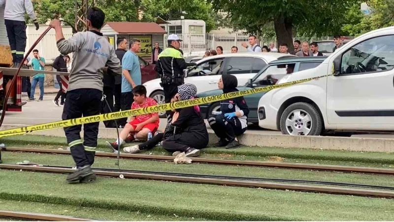 Hayatını kaybeden gencin cenazesini tramvayın altından itfaiye çıkardı
