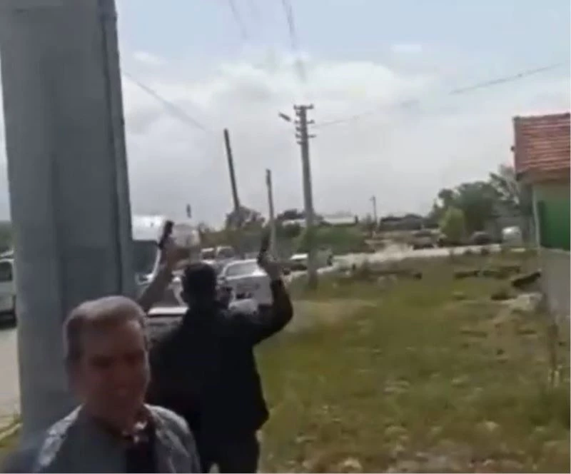 Sırayla havaya ateş eden düğün magandaları kamerada
