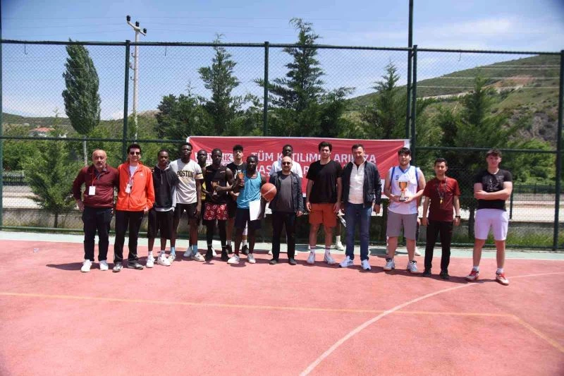 Masa tenisi ve streetball şampiyonları ödüllerini aldı
