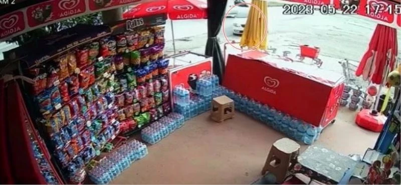 Kontrolden çıkan otomobil markete daldı
