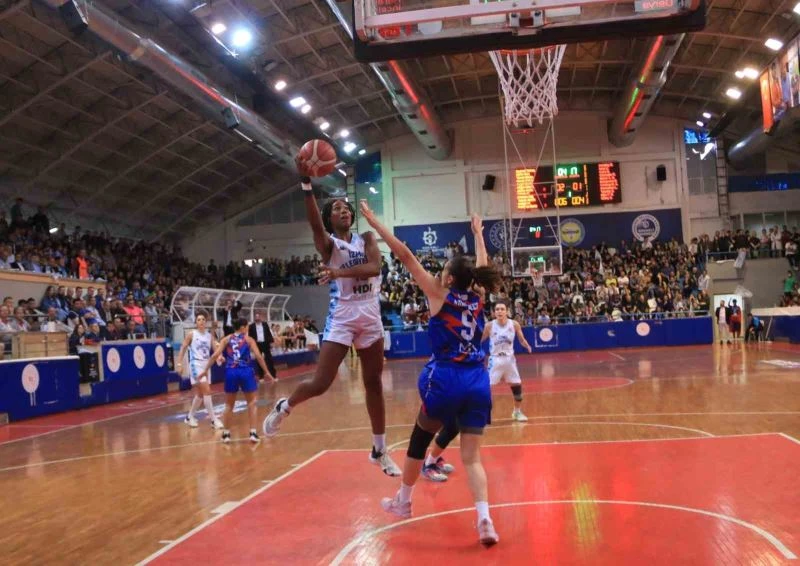 İzmit Belediyespor Süper Lig’e yükseldi
