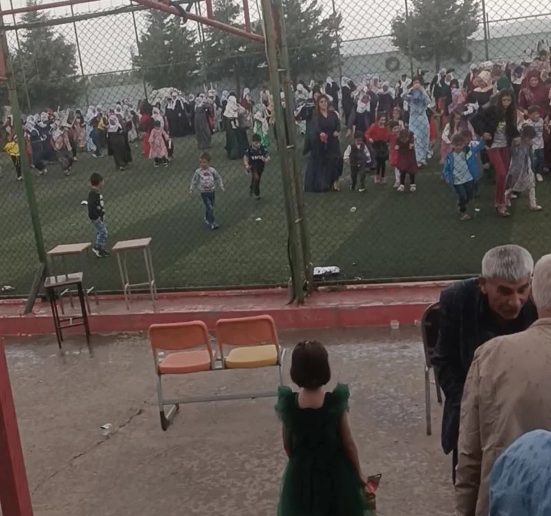 Diyarbakır’da yağış bastırdı, davetliler gelin ve damadı bırakıp sahayı terk etti
