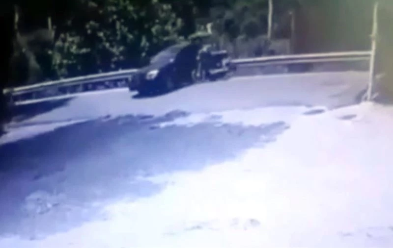 Motosiklet sürücüsü otomobilin üzerine uçarak yere düşüp yaralandı
