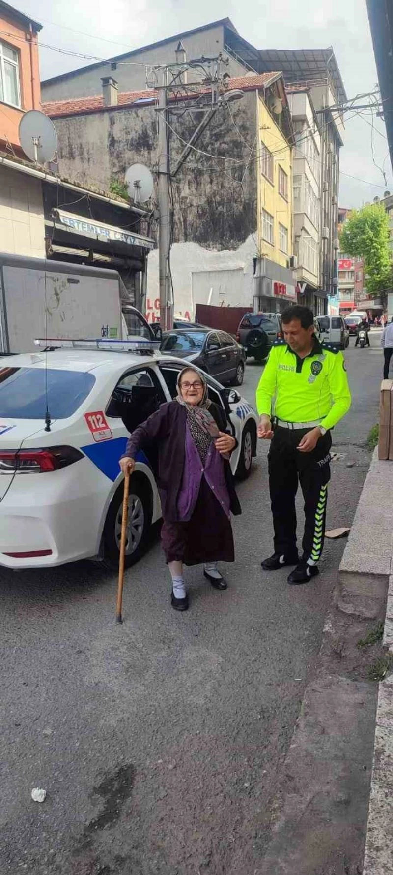 Trafik polisleri yaşlı kadının imdadına yetişti
