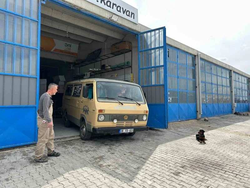 Eskişehir dışına çıkmayan 38 yaşındaki minibüs karavana dönüştü hedefi ülke turu

