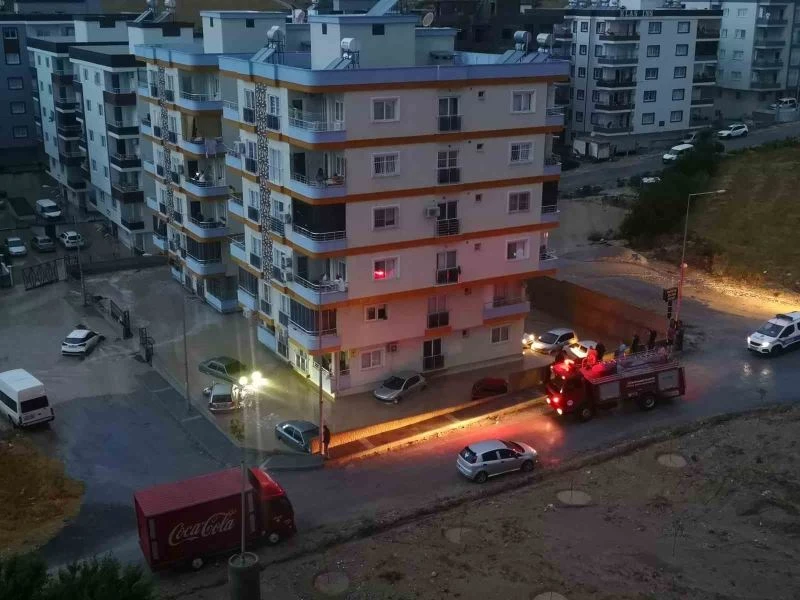 Mersin’de yağmur etkili oldu, onlarca araç sular içinde kaldı