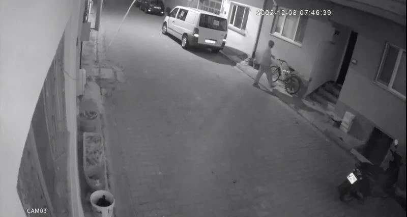 Bisiklet hırsızlığı kamerada
