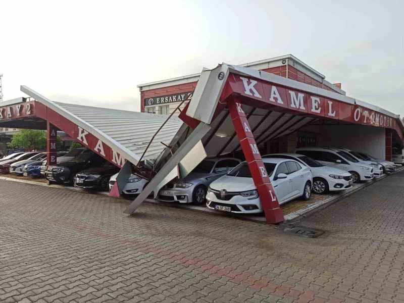 Şiddetli yağış galerilerin çatılarını çökertti, araçlar zarar gördü

