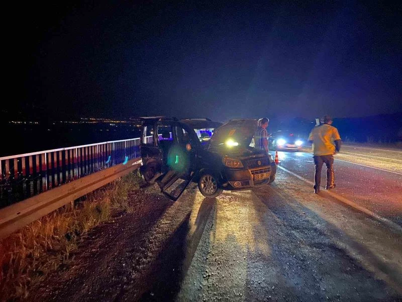 Otomobil dönmeye çalışan ticariye çarptı; 3 yaralı
