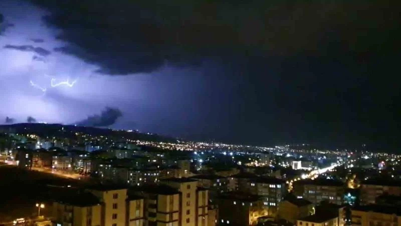 Elazığ’da şimşekler geceyi aydınlattı