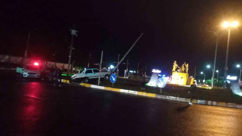 Elazığ’da otomobil aydınlatma direğine çarptı: 1 yaralı
