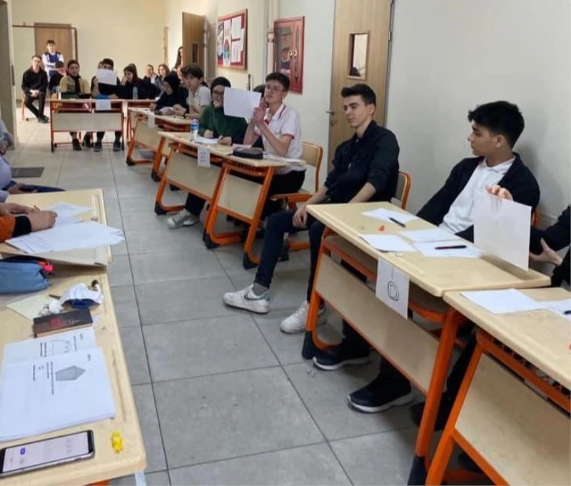 Kütahya Necip Fazıl Kısakürek Anadolu Lisesinde matematik bilgi yarışması
