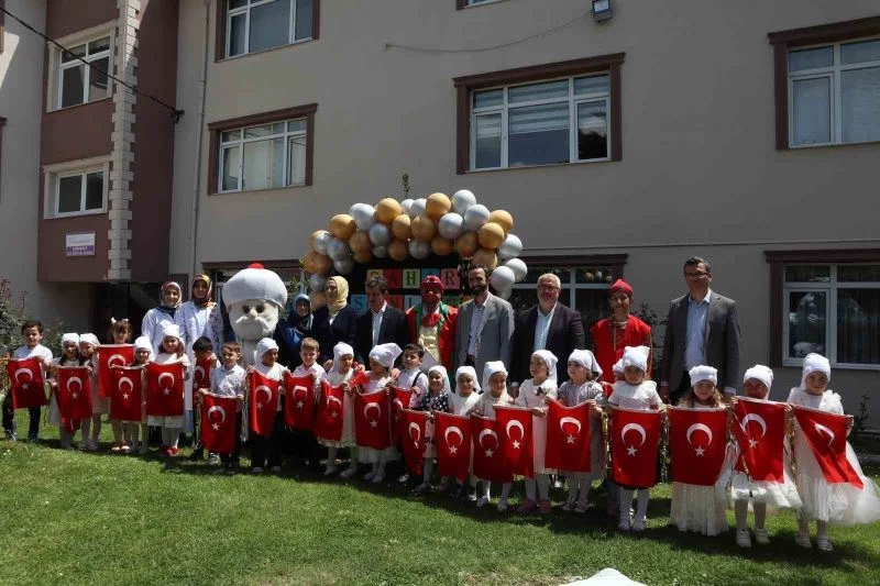 Kur’an okumayı öğrenen çocuklara yılsonu etkinliği
